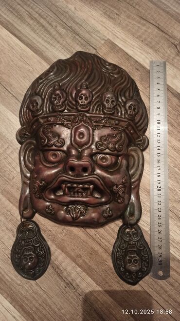 qapi dekorlari: Tibet üslubunda metal divar maskası – qoruyucu dəfnə motivli -