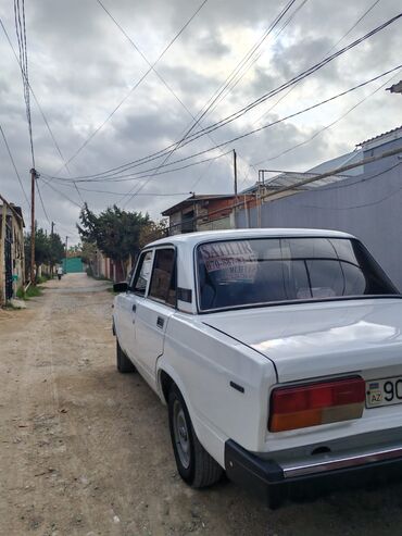 VAZ (LADA): VAZ 2107, ağ rəng, sedan kuzov. Xüsusiyyətlər: - Klassik “07” — 7