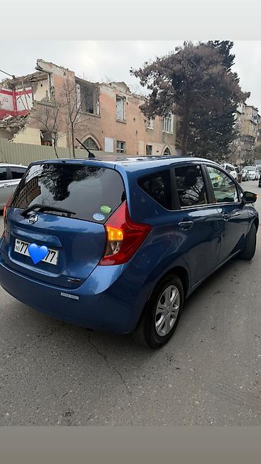 Nissan: Nissan Note hatchback – mavi rəngdə, şəhər üçün kompakt və qənaətcil — 4
