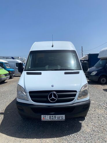 mercedesbenz atego транспорт: Белый фургон Mercedes-Benz Sprinter. Подходит для коммерческих
