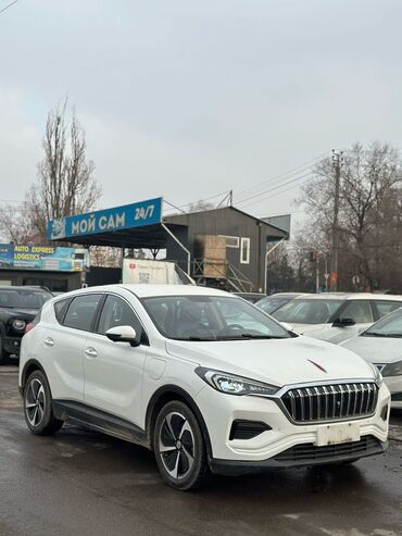 аренда авто под выкуп без залога: Белый кроссовер с выразительной решеткой радиатора и современными