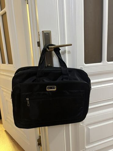 İnformatika: Qara rəngli laptop çantası - Material: sıx, yüngül və suya davamlı