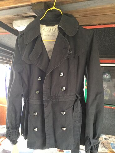 zenski crni kaput: Zenska firmirana jakna GUESS velicine S bez znakova ostecenja