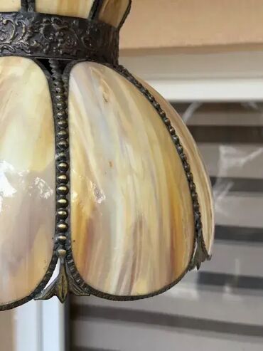 Ostali stilski nameštaj: Stari Tiffany luster - R-36 cm 💡✨ Luster u odličnom stanju, sa jednim na lalafo.rs — 3 Ostali stilski nameštaj: Stari Tiffany luster - R-36 cm 💡✨ Luster u odličnom stanju, sa jednim — 3
