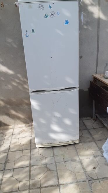 soyuducu beko: Ağ rəngdə iki qapılı soyuducu. Bu model yuxarıda dondurucu bölməsi və