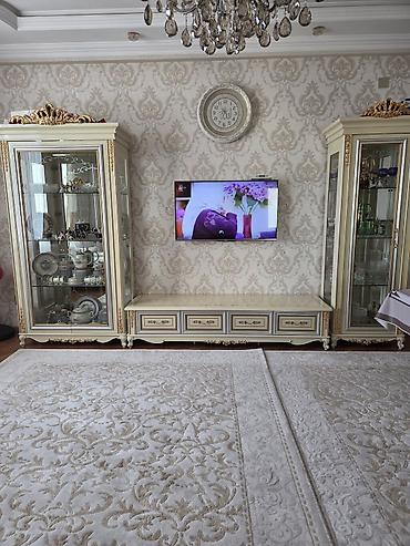 Klassik üslubda qonaq otağı üçün vitrin dəstı - Tərkib: 2 ədəd şüşə