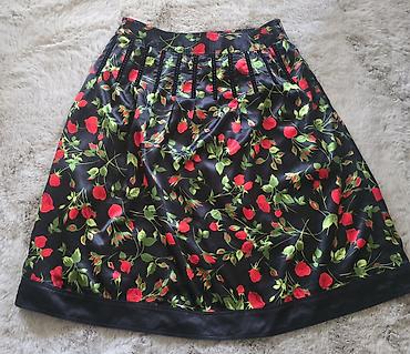 dva srca slike: Prelepa cvetna crna suknja sa crvenim ružama. Floral print. Meni je — 4