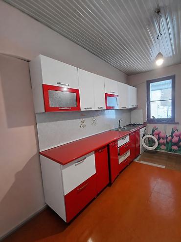 stol mətbəx: Qırmızı-ağ mətbəx mebeli dəsti - Üst modul: 5 qapılı asma şkaflar — 1