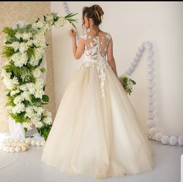 Свадебные платья: Очень легкое платье Рукава фонарик при желании можно убрать Размер