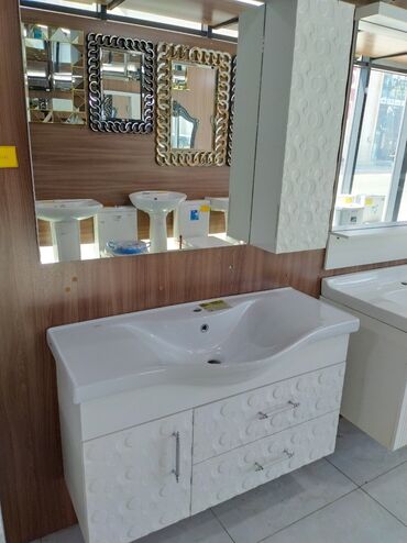 Мойдодыры: Vanna otaqları üçün nəzərdə tutulmuş bu dolablı lavabo modeli, ağ
