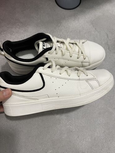 Кроссовки и спортивная обувь: Белые кеды от фирмы Xtep 
Размер 37 
состояние как на фото