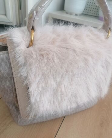 Torbe: Ženska torba sa preklopom od veštačkog krzna u bež boji. Torba ima dve — 5