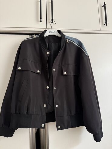 Pencəklər: Unisex bomber üslubunda gödəkçə - Rəng: qara, arxa yuxarı hissədə