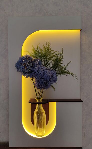 Led çilçıraqlar: Dekorativ LED işıqlı divar paneli və şüşə vaza komplekti - Müasir