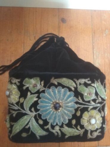 i̇talyanın qadın çantaları: Çanta
Barxat üzərində muncuqlarla el işi 
Antik maldır