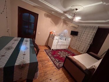 xacmaz kiraye bina evleri: 2 otaqlı mənzil – mebellə - Geniş zal: taxta döşəmə, dekorativ tavan