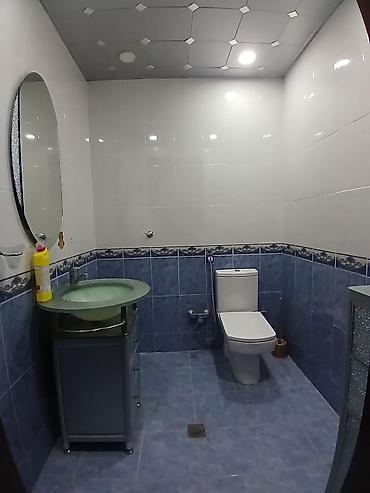 Uzunmüddətli kirayə mənzillər: Geniş və zövqlə dizayn olunmuş mənzil interyeri. - Böyük qonaq otağı — 8