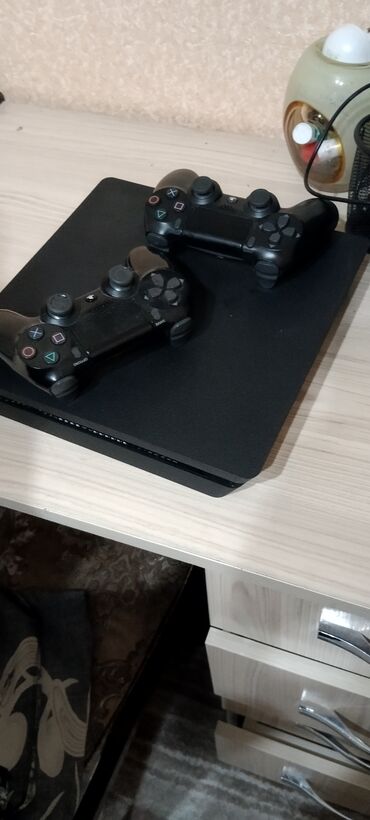 PS4 (Sony PlayStation 4): Продаю плейстейшин 4 в хорошем состоянии + идут два джойстика 4 диска