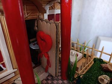 şekide satilan evler: Miniatür ev modeli, qırmızı damı və ətrafında hasarlı yaşıllığı ilə — 8