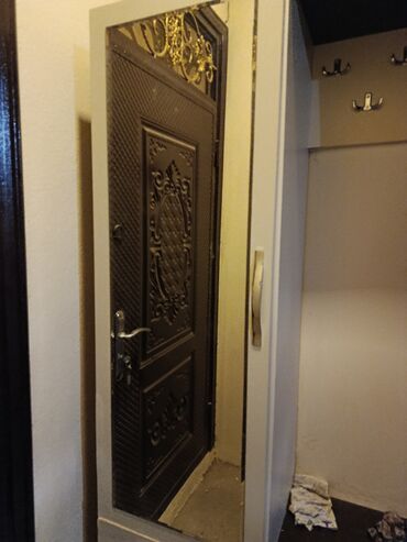 Divan və masa dəstləri: İşlənmiş, Açılan, 3 qapılı Düz dolab, Ayaqqabı dolabı, Azərbaycan