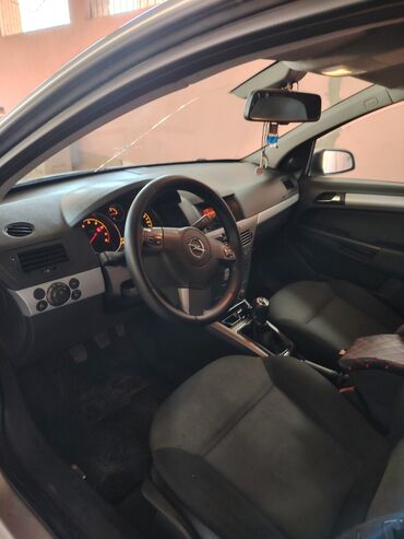 Opel: Opel Astra H hatchback – gümüş rəng. Əsas xüsusiyyətlər: 2006 furqon — 3