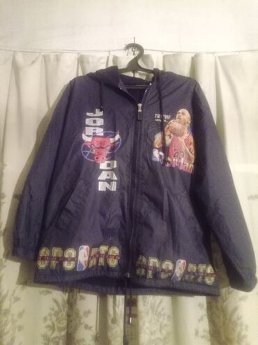 спортивное оборудование: Куртка-ветровка с капюшоном, темно-синяя, с полноцветными принтами