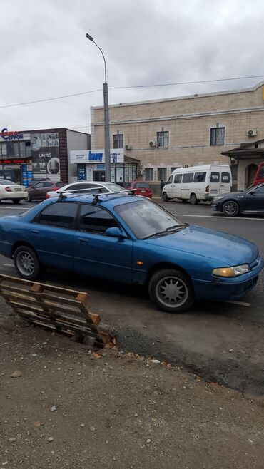 авто спорт: Седан сине-голубого цвета, 4 двери. Крыша оснащена поперечными