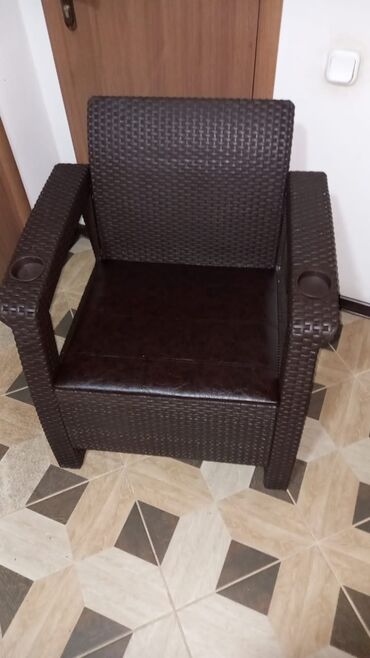 Ротанговое кресло из пластика 2 штуки б/у.Цена за одно кресло