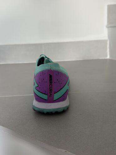 фудбольная форма: Продам футбольные сороконожки Nike Размер: 43 Состояние: отличное