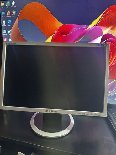 Мониторы: Samsung SyncMaster 940NW modeli, gümüşü rəngdə və geniş ekranlı bu
