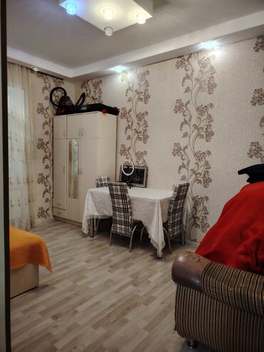 Həyət evləri və villaların satışı: Bu iki mərtəbəli ev, kərpic və suvaq fasadın birləşməsi ilə — 12