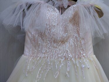 цена свадебных платьев: Пышное вечернее/свадебное платье цвета айвори с нежным розовым