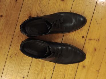 Ayaqqabılar: Qara rəngdə olan dəri kişi ayaqqabıları. Dəbli dizaynı ilə həm rəsmi — 9