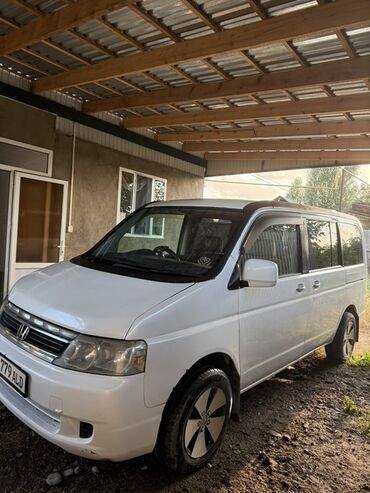 акура 2005 года: Белый минивэн Honda Stepwgn, предназначенный для комфортных семейных