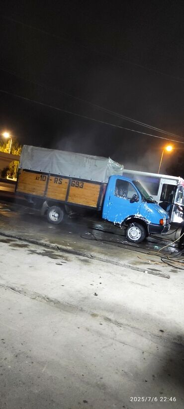 Yük maşınları üçün qoşqular: Mavi rəngli yük maşını, yüngül yüklərin daşınması üçün istifadə olunan