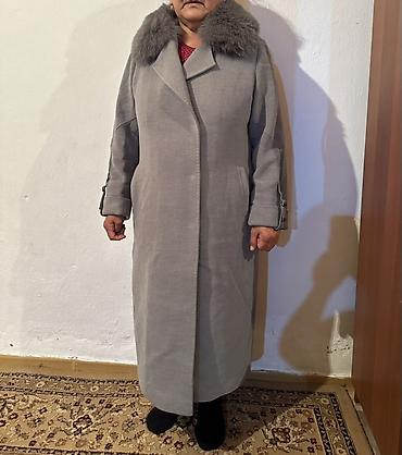одежди: Длинное женское пальто серого цвета с меховым воротником. - Крой — 1