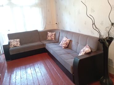 Tavalar: Altı bazalı divan. 
Madeyra firmasınındır