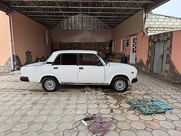VAZ (LADA): VAZ 2107, ağ rəng, sedan kuzov. Xüsusiyyətlər: - 4 qapı, 5 nəfərlik — 2