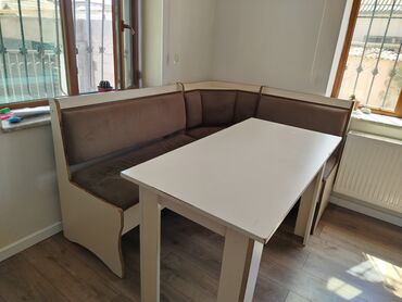 стол для ресепшн: Ağ rəngdə və qəhvəyi yumşaq oturacaqlı bu künc mətbəx oturacağı