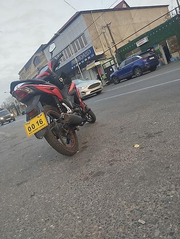 Транспорт: Yongfu skuter/moped - Kuzov rəngi: qırmızı-qara - Nömrə lövhəsi: “00 — 2