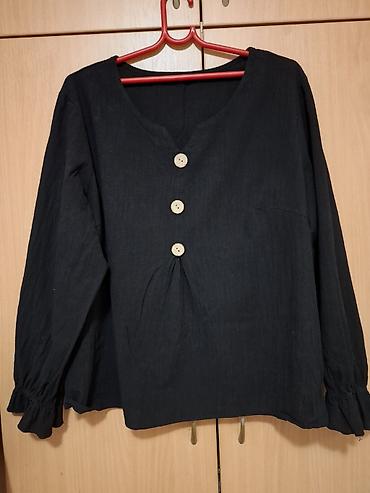 pull and bear jeans: Crna ženska bluza sa dugim rukavima i ukrasnim dugmadima - Model — 1