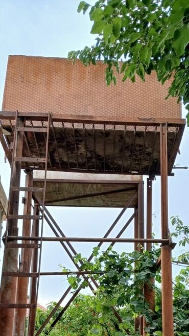 su satan firmalar: Su çəni satılır,3 tondu,, Satılır 400 manataayaqları yoxdu.Çürüyü