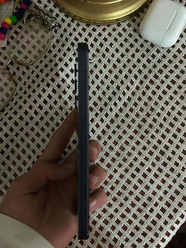 iphone oxşar telefonlar: Mavi rəngdə smartfon - Arxa tərəfdə ayrı-ayrı yerləşdirilmiş 3 — 4