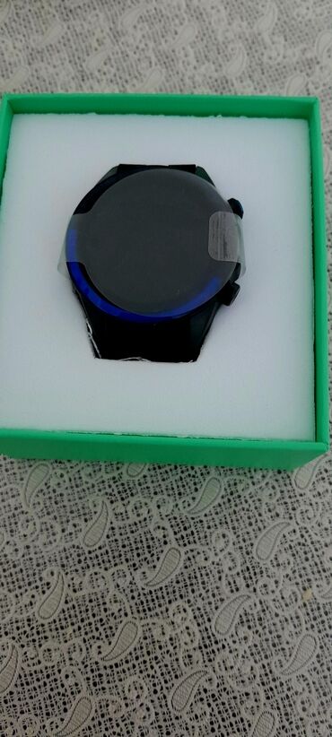 android maqintafon: Ağıllı saat – dairəvi sensor ekranlı, qara korpusla. Qutuda təqdim