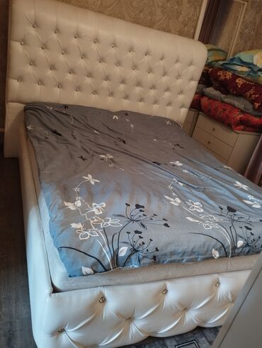 кровати металлические: Спальный гарнитур, Двуспальная кровать, цвет - Белый, Б/у