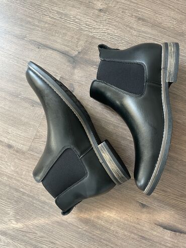 platya iz shelka: Челси ( формальные мужские ботинки), которые можно носить как с