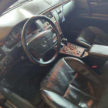 w210 oturacaq: Mercedes-Benz E-Sinif (W210) sedan - Kuzov: qara rəng, 4 qapı, geniş — 4