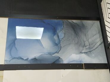 Dekorativ daşlar: Dekorativ şüşə panel – “ink wash” effektli mavi-boz abstrakt naxış. -