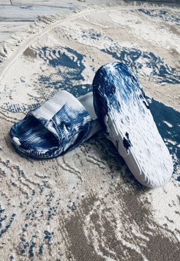 белые шлепки: Мужские кроссовки, 40.5, Adidas Originals, Новый, цвет - Синий, Самовывоз, Платная доставка