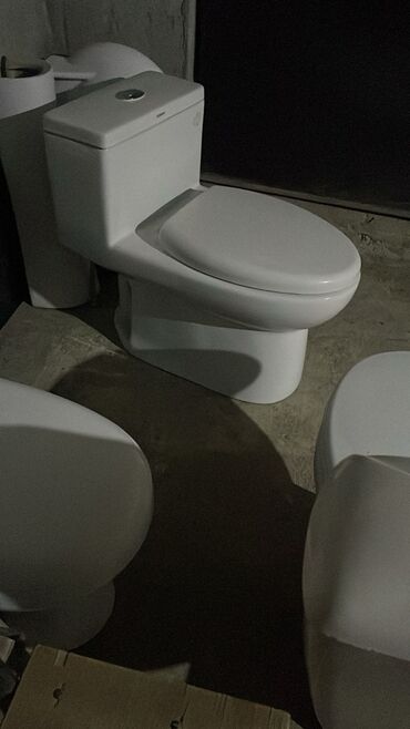 Bra, divar lampaları: Şüşə kölgəli, şirli metal əsaslı, dekorativ qızılı detallı bir divar — 14